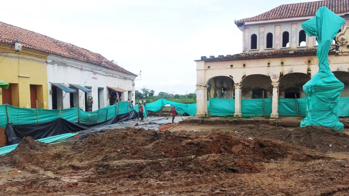 Mompós plaza being restored