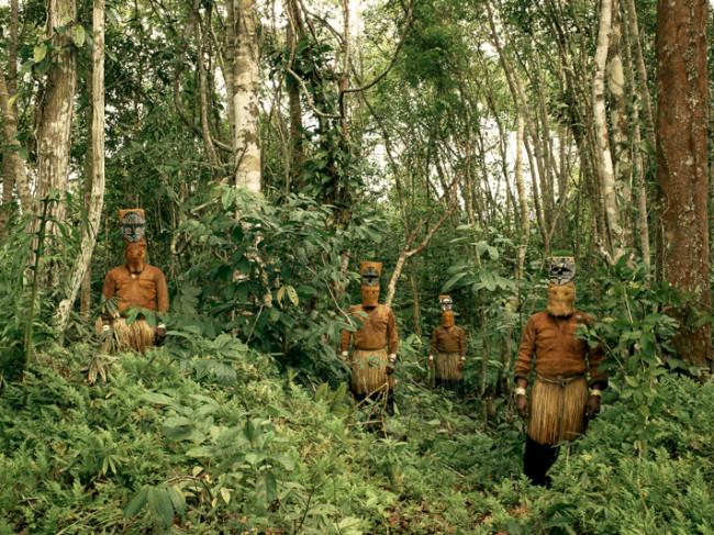 Anthropologist Wade Davis journeys to the Pira Paraná to meet the remote and forgotten tribes of the Vaupes.