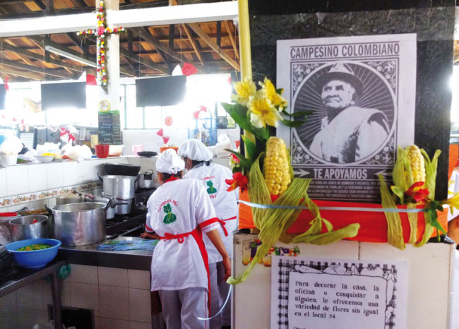The cooks of La Perseverancia work in open spaces.