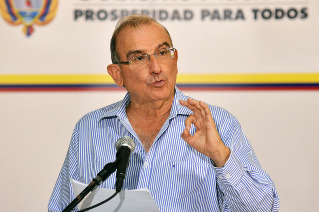 Negotiator Humberto de la Calle makes a declaration after reaching an agreement with FARC in Havana.