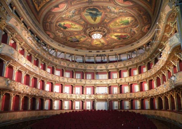 After six years of renovations, the Colón Theatre opens it doors.