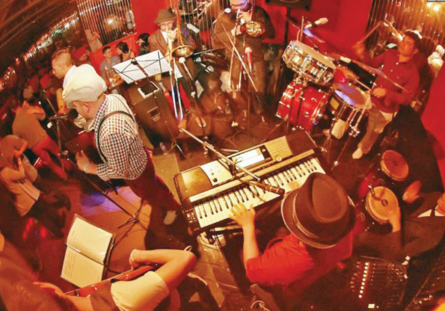 The dancefloor of the salsa brava club in Chapinero, El Titicó.