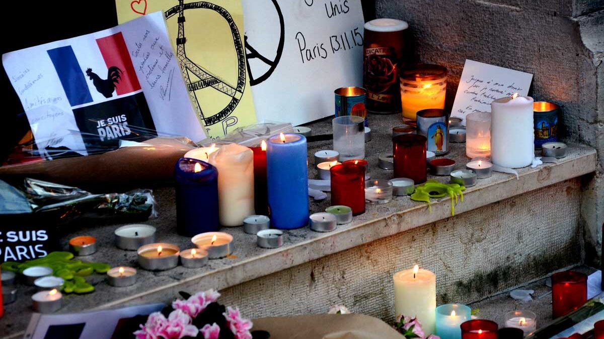 Memorial to victims of Paris attacks by Franck Schneider