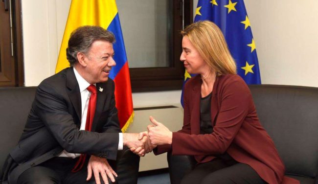 Juan Manuel Santos and Federica Mogherini before signing agreement for visa-free travel