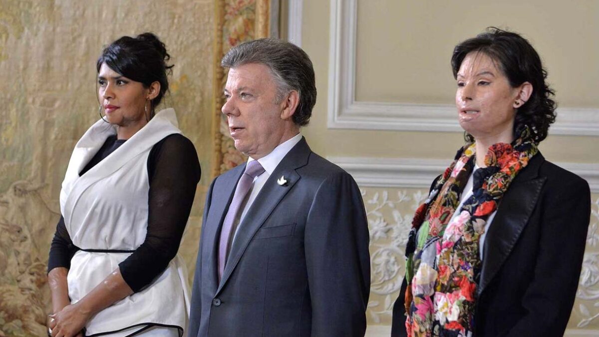 Natalia Ponce stands with Colombia's President Juan Manuel Santos