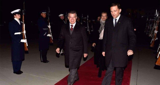 President Santos arrives in Washington