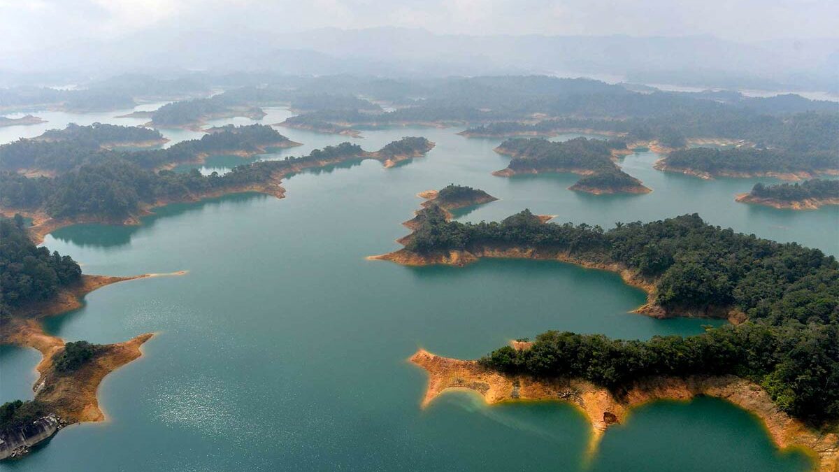 Low water levels near the Guatape hydroelectric plan