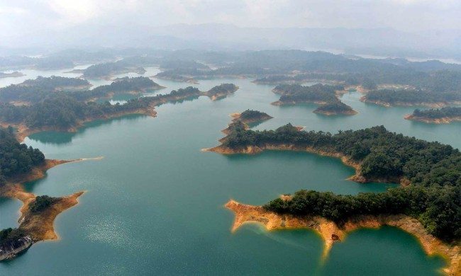 Low water levels near the Guatape hydroelectric plan
