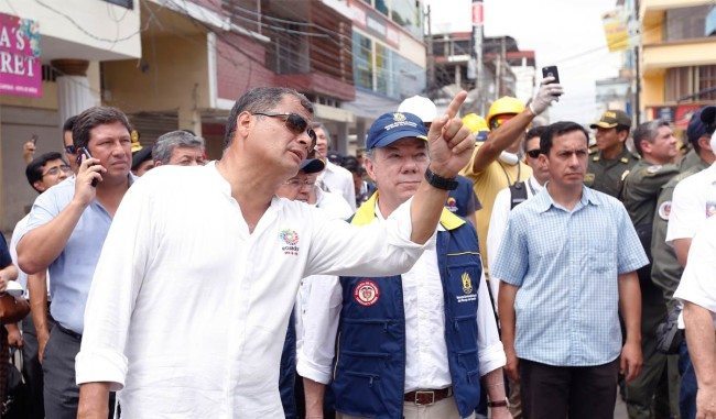 Presidents Rafael Correa and Juan Manuel Santos inspect damage caused by an earthquake in Ecuador