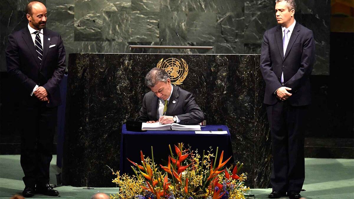 President Santos signs the Paris Climate Accord