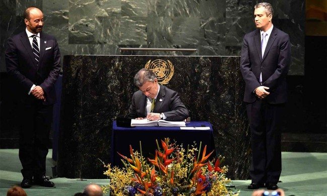 President Santos signs the Paris Climate Accord
