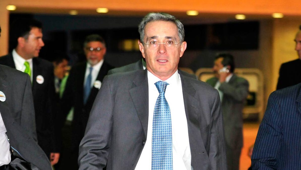 Former President Alvaro Uribe hasn't definitely said 'yes' or 'no' to a dialogue with FARC commander alias 'Timochenko'