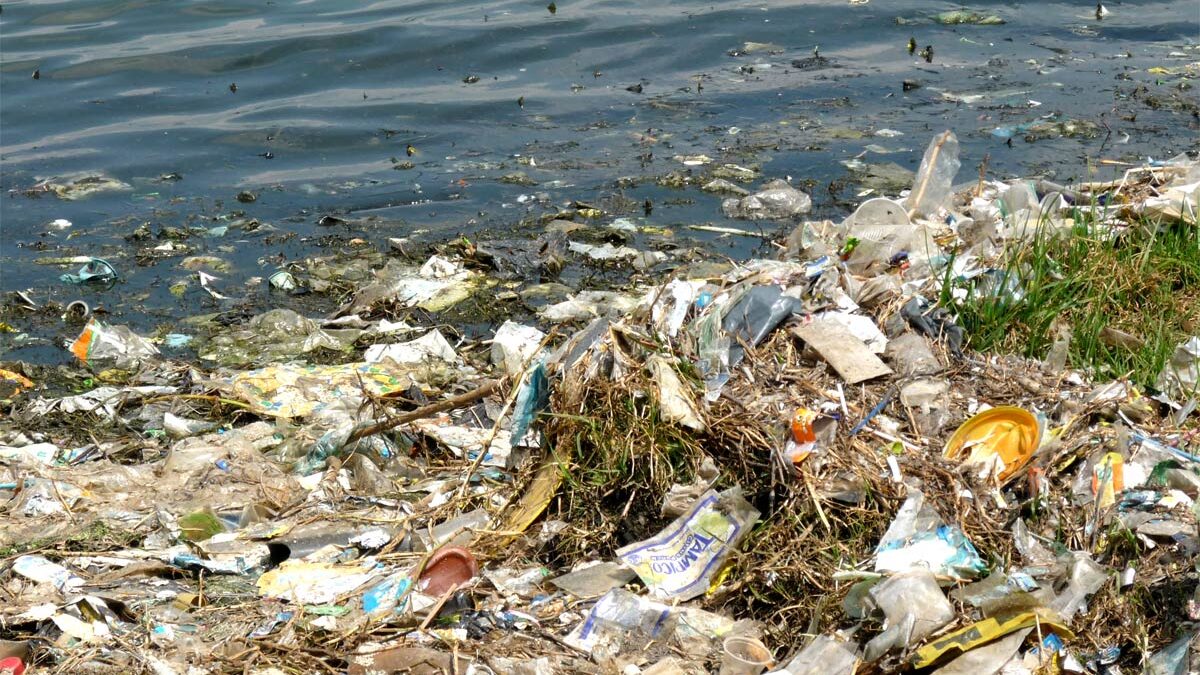 Trash lines the banks of the Bogotá River.