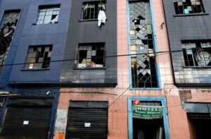 Facade of a "hotel" in El Bronx: A testament to decay and rot.