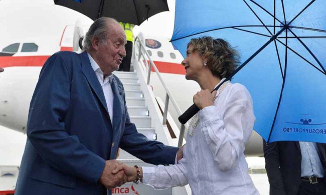 Spain's King Juan Carlos arrives in Cartagena. (Photo courtesy Presidencia de la Republica)