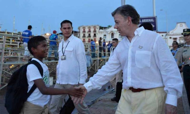 President Juan Manuel Santos walks the streets of Cartagena. (Photo courtesy Presidencia de la Republica)