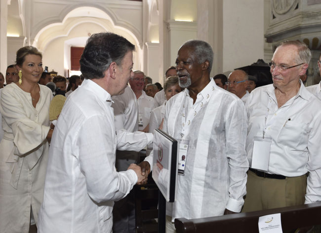 President Juan Manuel Santos greets former U.N. Secretary General Kofi Annan on Monday in Cartagena. (Photo courtesy Presidencia de la Republica)