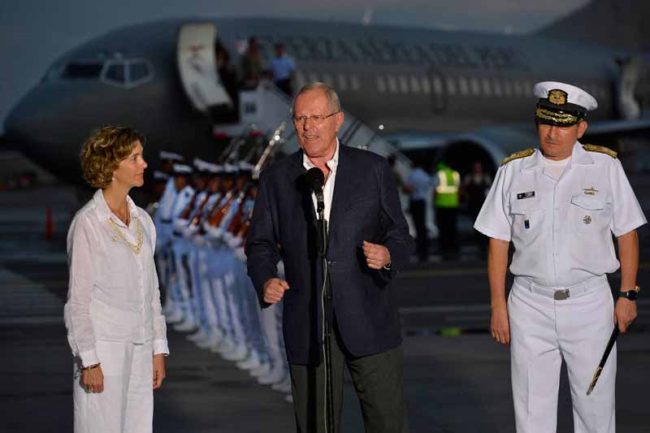 Costa Rican President Luis Guillermo Solis speaks after arriving in Cartagena. (Photo courtesy Presidencia de la Republica)