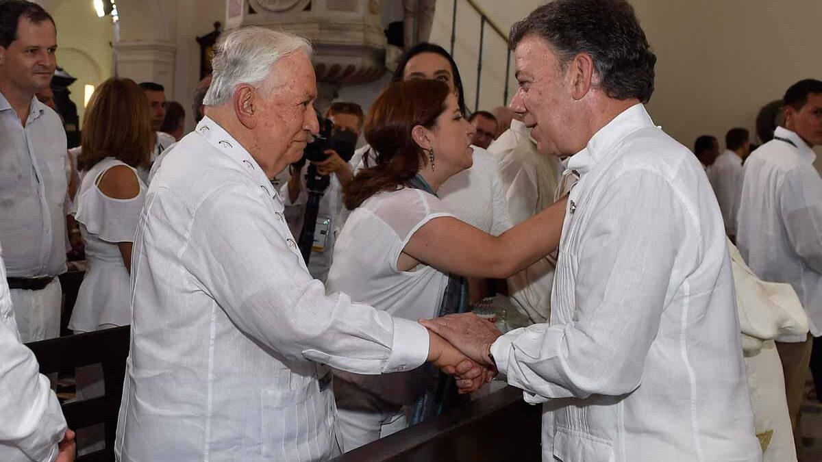 President Juan Manuel Santos greets former President Belisario Betancur during a church service on Monday. (Courtesy Presidencia de la Republica)
