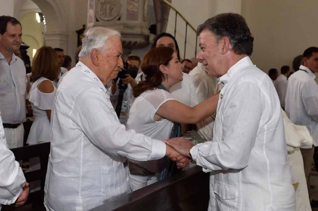 President Juan Manuel Santos greets former President Belisario Betancur during a church service on Monday. (Courtesy Presidencia de la Republica)