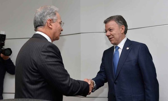 President Juan Manuel Santos meets with former President Alvaro Uribe to discuss how Colombia can move forward with its peace process (Photo courtesy Presidencia de la Republica)