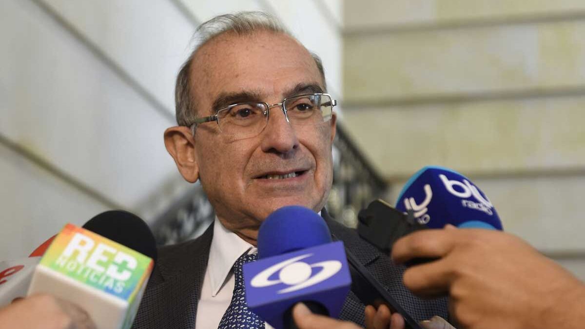 Humberto de la Calle speaks to the press following Sundays' peace vote in Colombia (Photo provided).