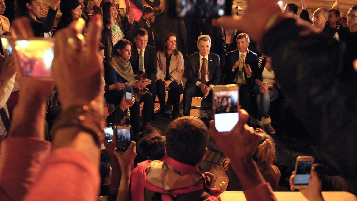 President Santos speaks to those gathered at a peace demonstration in Bogotá's Plaza Bolívar. (Photo by Presidencia de la República)