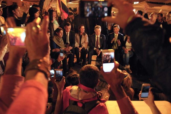 President Santos speaks to those gathered at a peace demonstration in Bogotá's Plaza Bolívar. (Photo by Presidencia de la República)