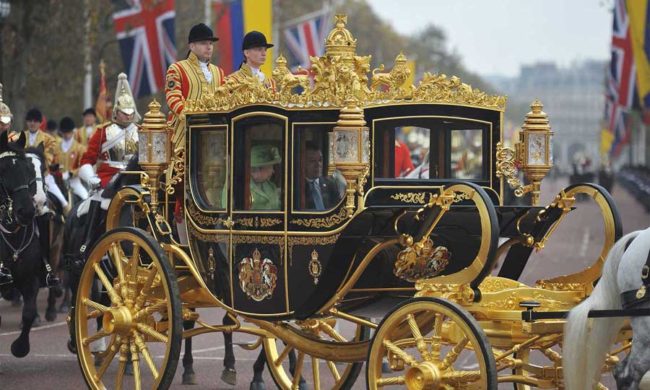 President Santos and Queen Elizabeth II arrive at Buckingham Palace. (Photo Presidencia de la República)