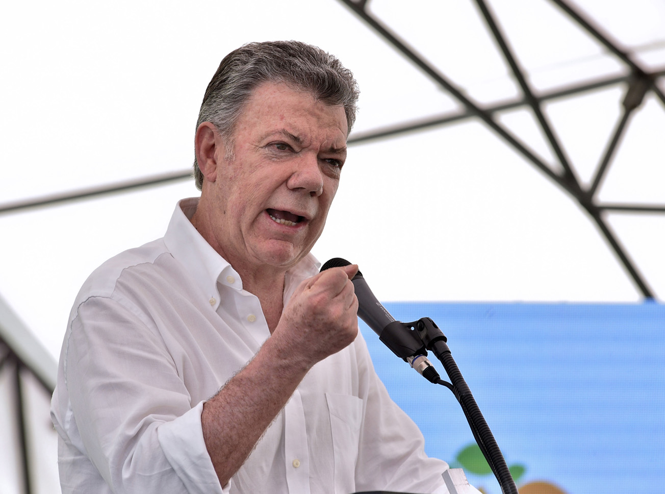 Colombia: Santos suspends peace talks with ELN