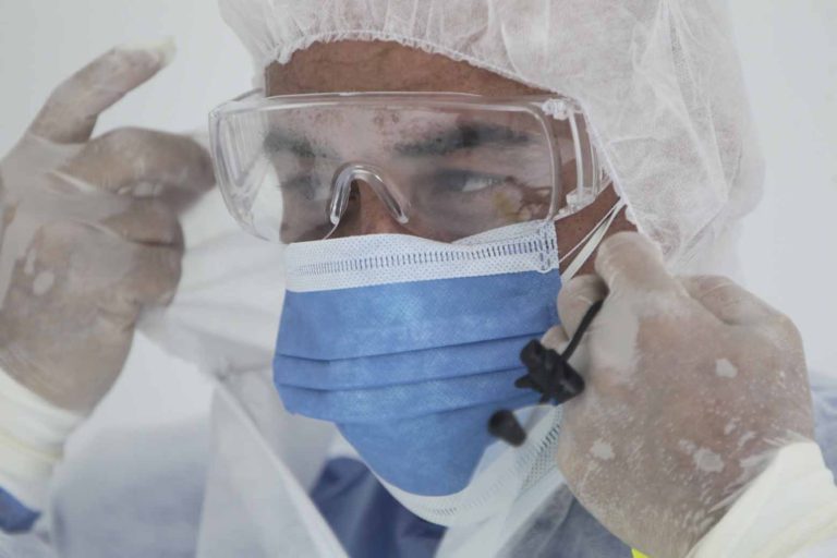 Colombia COVID-19 cases at 2709, first doctor dies of coronavirus in Bogotá
