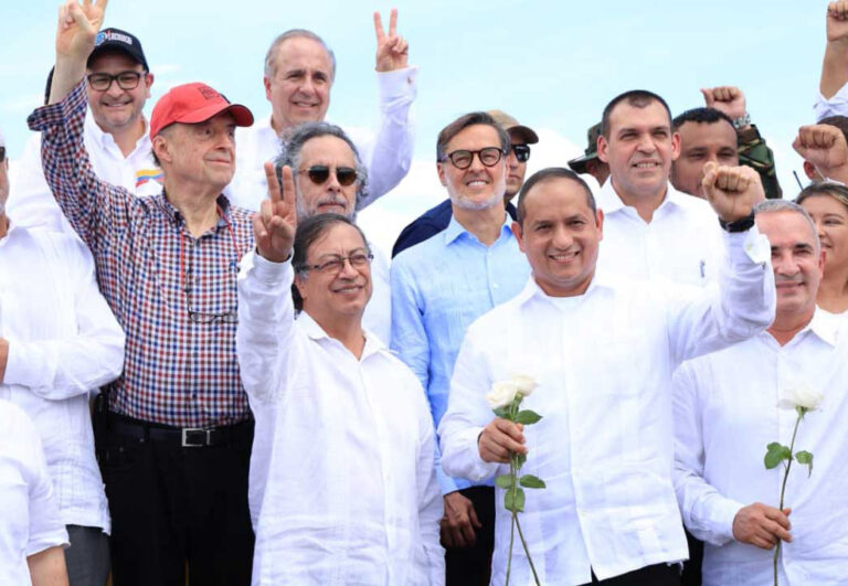 Colombia – Venezuela border reopens, but Maduro absent