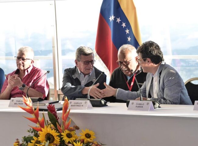 Colombia's Peace Commissioner Danilo Rueda shakes hands with the ELN's Pablo Beltran in Caracas./Presidencia