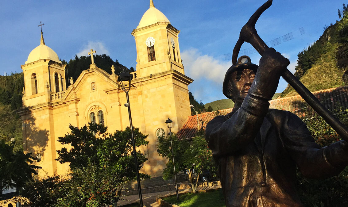 The bronze sculpture of a coal miner in Cucunubá's central plaza. Photo: Richard Emblin