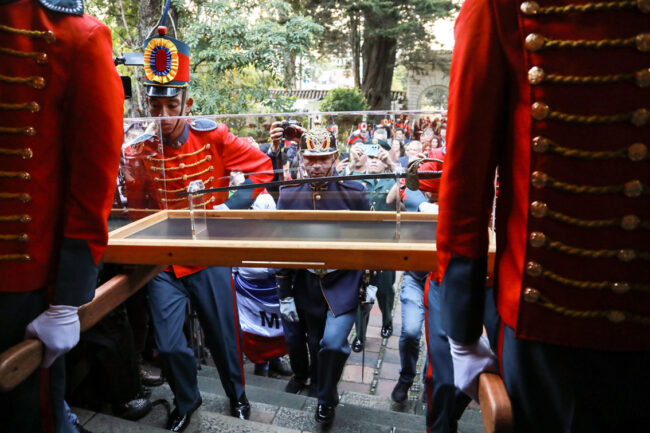Members of the Presidential Guard return Simón Bolívar's sword to the Liberator's estate in central Bogotá. Photo: Presidencia