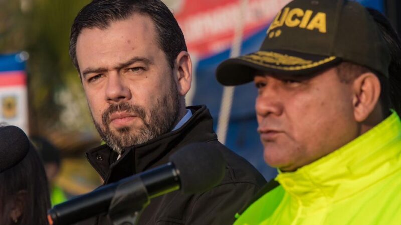 Bogotá Mayor Carlos Fernando Galán accompanied by Metropolitan Police chief Brigadier General José Daniel Gualdrón.