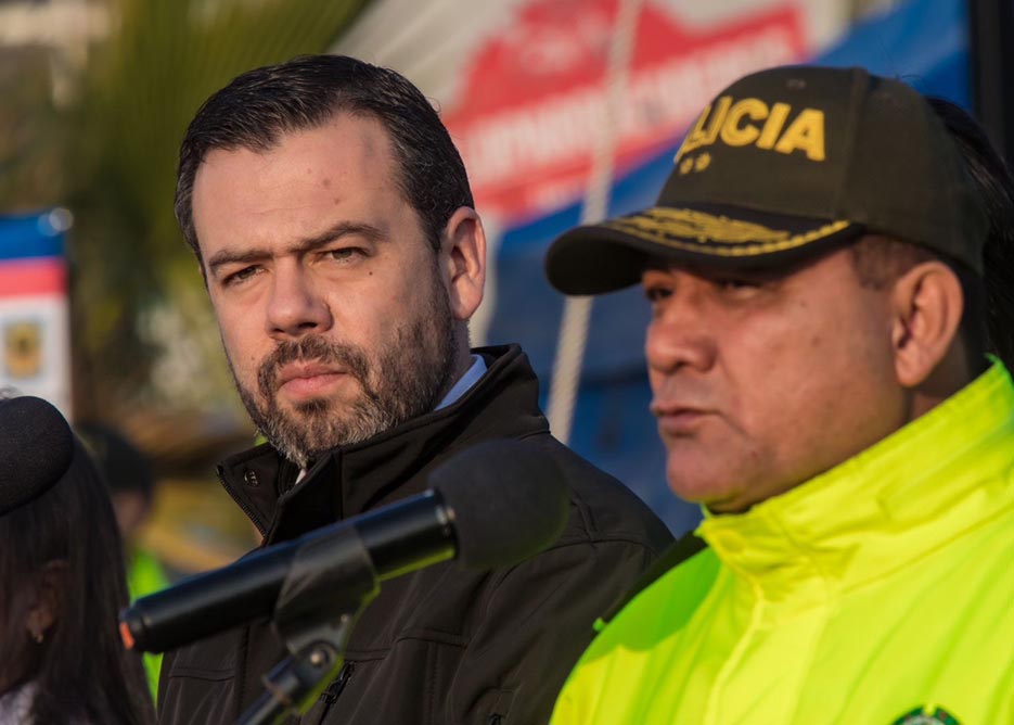 Bogotá Mayor Carlos Fernando Galán accompanied by Metropolitan Police chief Brigadier General José Daniel Gualdrón.