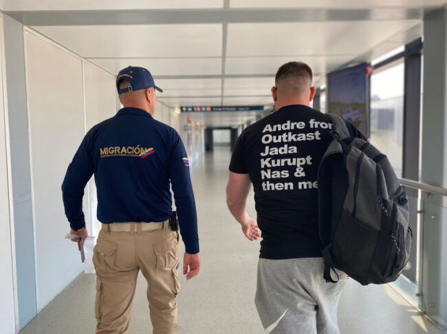 An agent from Migración Colombia expels a foreigner at José María Cordova airport near Medellín. Photo: Migración Colombia.