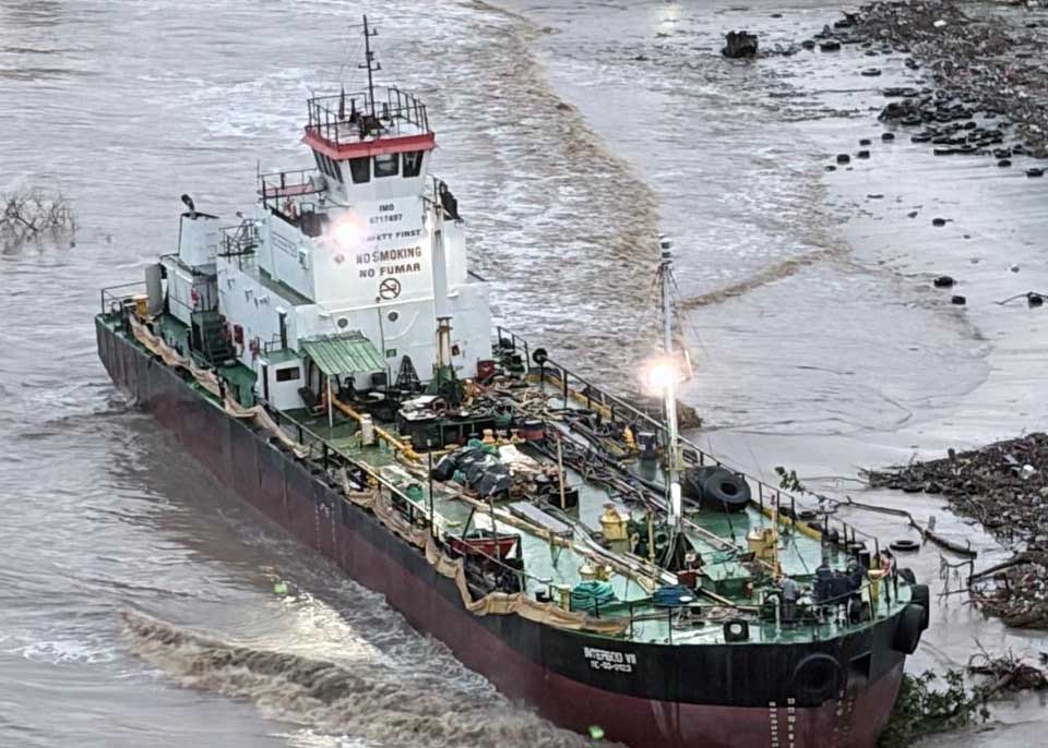 A diesel tanker washed ashore in Santa Marta during the tropical storms. Photo: Peter Emblin