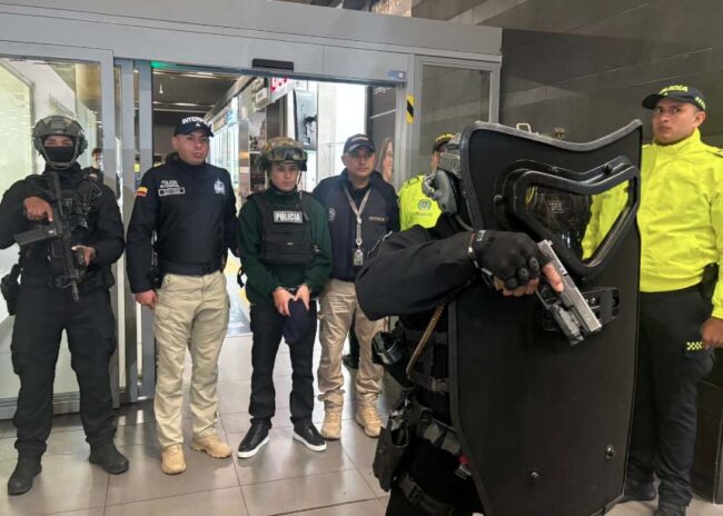 Alias "Lobo Menor" was arrested in Bogotá while connecting on a commercial flight from Mexico. Photo: Migración Colombia