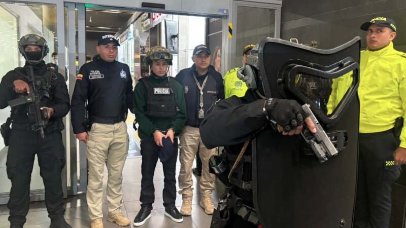 Alias "Lobo Menor" was arrested in Bogotá while connecting on a commercial flight from Mexico. Photo: Migración Colombia