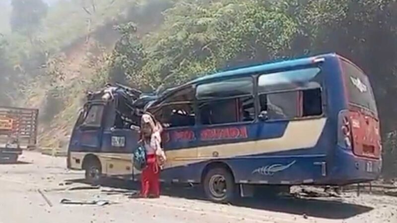 Passengers are rescued from a municipal bus in Cauca, Colombia, during Saturday's terrorist attack on the Pan-American highway. Photo: X