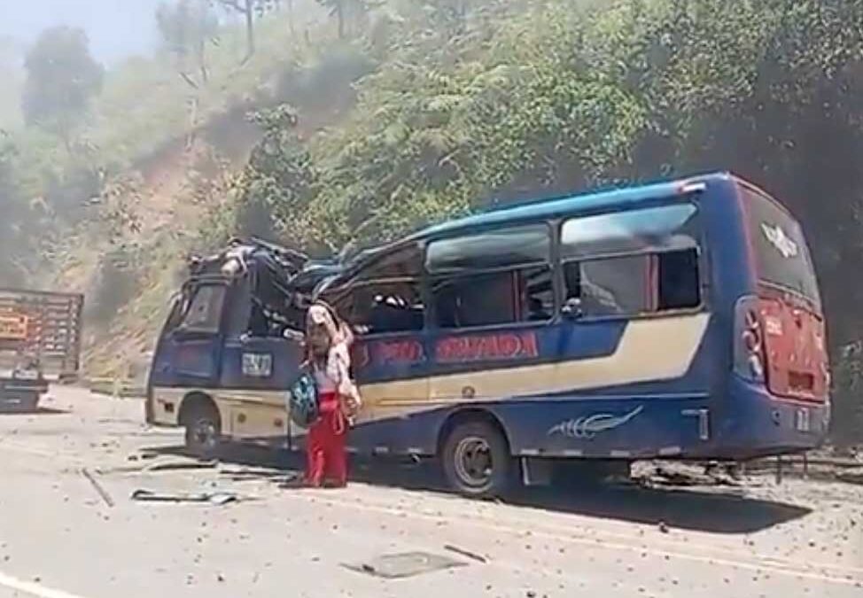 Passengers are rescued from a municipal bus in Cauca, Colombia, during Saturday's terrorist attack on the Pan-American highway. Photo: X