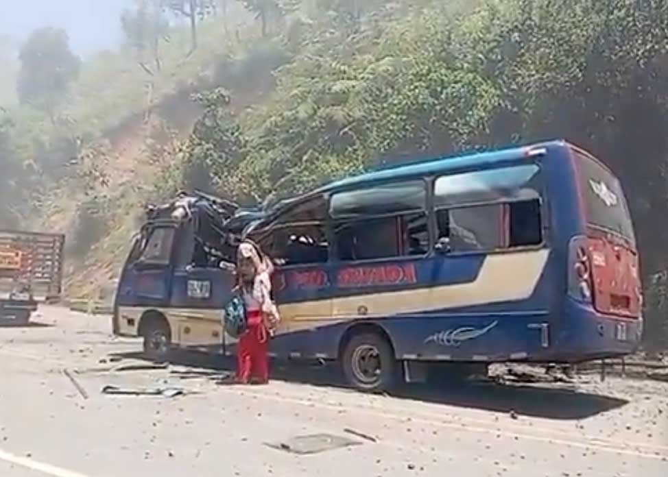 Passengers are rescued from a municipal bus in Cauca, Colombia, during Saturday's terrorist attack on the Pan-American highway. Photo: X
