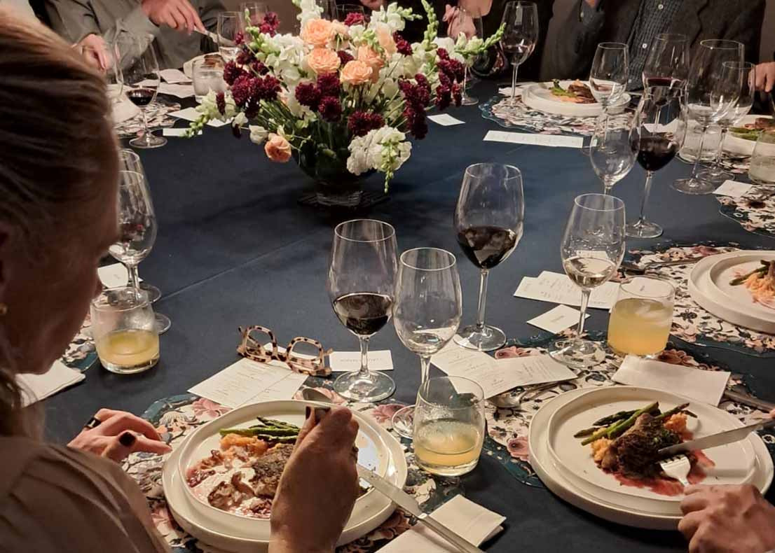Where Strangers Become Friends: The Home Dining Experience of Seis y Seis
